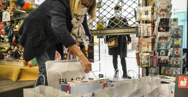 photo samedi 14 novembre 2020. à la boîte à jeux, rue nationale au mans, les clients récupèrent leurs achats à la porte du magasin. &copy; photo le maine libre – denis lambert