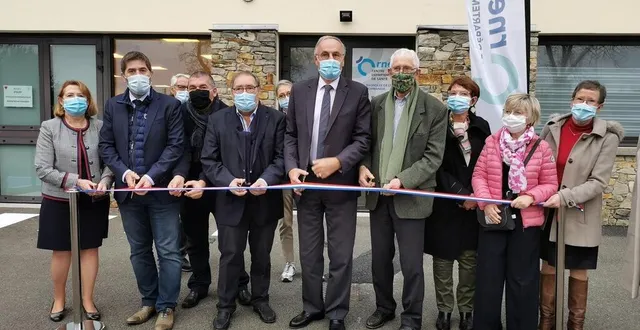 photo christophe de balorre (au centre) était accompagné de nombreux élus pour l’inauguration du centre départemental de santé de bagnoles-de-l’orne, mardi 17 novembre 2020. &copy; ouest-france