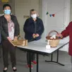 photo de gauche à droite : agnès verdier, maire, gaëlle gaulupeau et pamela gouin, conseillères municipales, remettent à paulette legeay son repas.