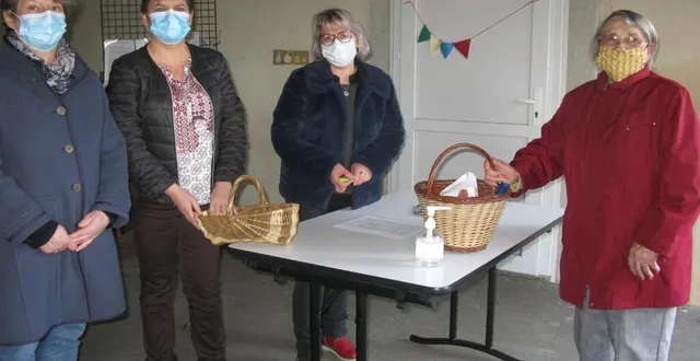 photo de gauche à droite : agnès verdier, maire, gaëlle gaulupeau et pamela gouin, conseillères municipales, remettent à paulette legeay son repas. &copy; ouest-france