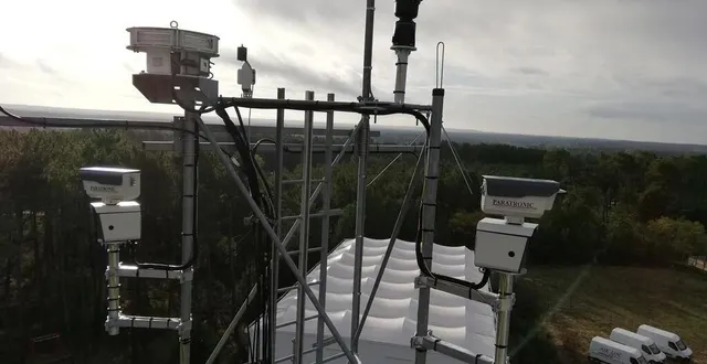 photo le système de vidéo détection des incendies installé sur le pylône situé au centre de secours le mans sud. &copy; paratronic
