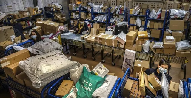 photo au centre courrier de la suze-sur-sarthe ce lundi 16 novembre 2020, des colis par centre sont triés, puis seront distribués par les facteurs. &copy; photo le maine libre – denis lambert