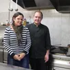 photo bérengère et franck madelin, du restaurant « le dinan » proposent des plats à emporter.
