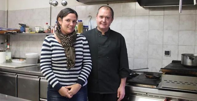 photo bérengère et franck madelin, du restaurant « le dinan » proposent des plats à emporter. &copy; le maine libre