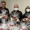 photo charlie letetrel et ses deux adjoints présentent les jolis paniers garnis destinés aux anciens de plus de 65 ans.