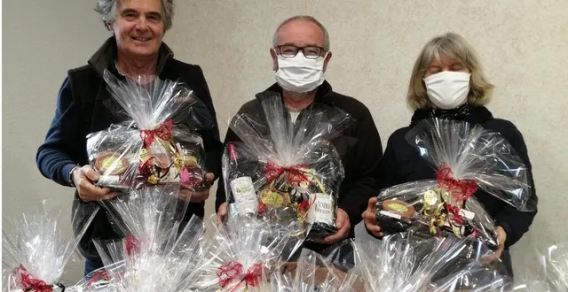 photo charlie letetrel et ses deux adjoints présentent les jolis paniers garnis destinés aux anciens de plus de 65 ans. &copy; ouest-france