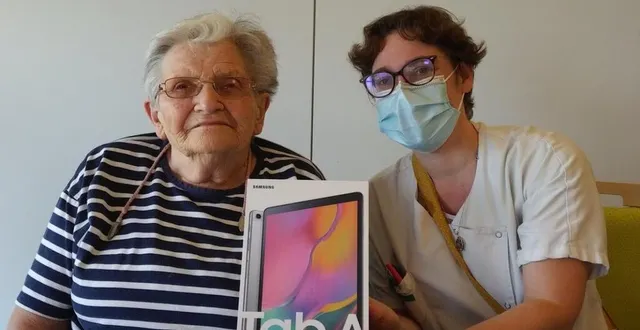 photo mme rousselet utilise skype avec l’aide de l’animatrice marina le hénaff. &copy; ouest-france