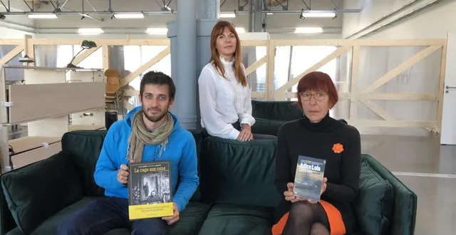 photo gaël henry (à gauche) tient dans ses mains l’album lauréat du prix clouzot 2021 tandis que nadine escourre (à droite) présente le prix « jaune corbeau », « adieu lola ». au centre, christelle chassagne, 4e adjointe au maire de niort chargée de la culture. &copy; co - laurent regnier