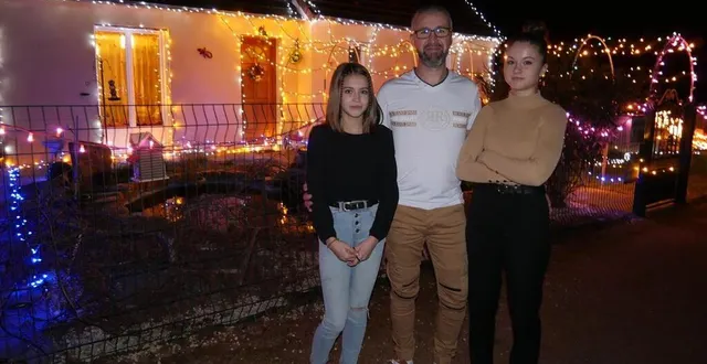 photo la famille de david verneau décore soigneusement sa maison tous les ans. &copy; le maine libre