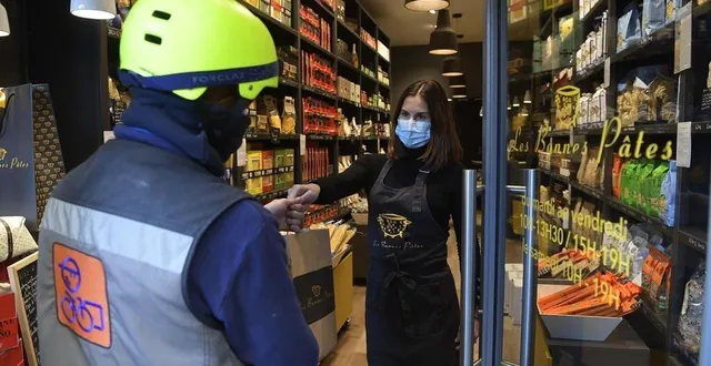 photo un livreur à vélo récupère une commande dans une boutique, à rennes (illustration). &copy; marc ollivier/ouest-france