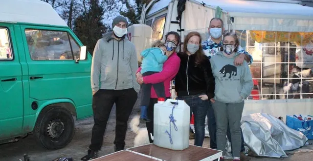 photo les italiens vivent sur un campement improvisé à l’arrière du camping de la flèche. &copy; le maine libre
