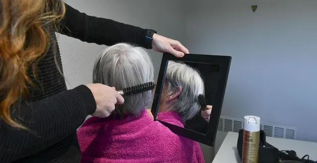 photo durant le confinement, certains coiffeurs continuent à travailler. &copy; photo illustration le maine libre - yvon loue