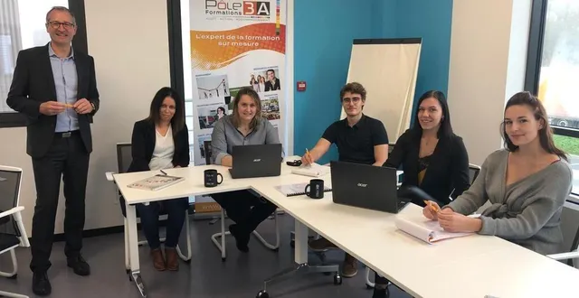 photo une partie de l’équipe de pôle 3a formations réunie autour du directeur et fondateur du centre de formation pour adultes : jean-marie simon (tout à gauche). &copy; photo le maine libre
