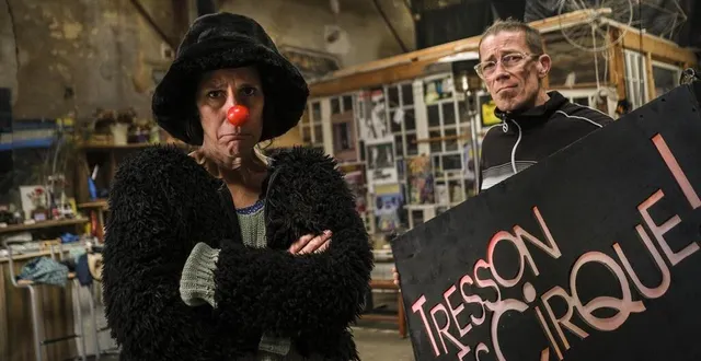 photo tresson, le 11 novembre 2020. avec le nouveau confinement, les artistes comme les circassiens sterenn et yannis ne sont pas à la fête. &copy; photo le maine libre – denis lambert