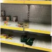 photo les denrées manquent de toute évidence sur les rayonnages de la banque alimentaire.