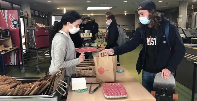 photo guillaume, étudiant à l’ispa, déjà confiné sur le campus au printemps, apprécie de pouvoir déjeuner rapidement le midi. c’est laurine, élève de terminale au lycée maréchal-leclerc, en stage pour quatre semaines, qui ensache les repas. &copy; ouest-france