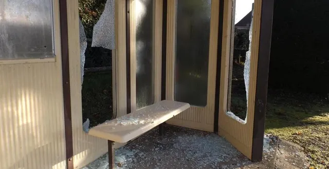 photo l’abri de bus devant la mairie a été saccagé. &copy; le maine libre