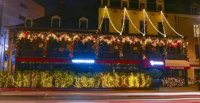 photo fermée comme tous les restaurants, la brasserie madeleine place des jacobins au mans a malgré tout très joliment décoré et illuminé sa façade. &copy; photo le maine libre – yvon loué