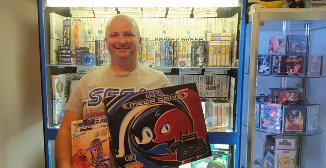 photo le sympathique yoann sega avec le magazine culte « mégaforce », et un cadeau de son épouse qui aura nécessité 15 ans de traque ! &copy; le maine libre