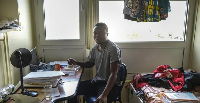 photo étudiant international, kouassi jean david n’a pas le droit aux repas à un euro. il bénéficie en revanche le samedi et le dimanche de repas gratuits grâce au collectif solidaire installé à eve. &copy; photo le maine libre - denis lambert