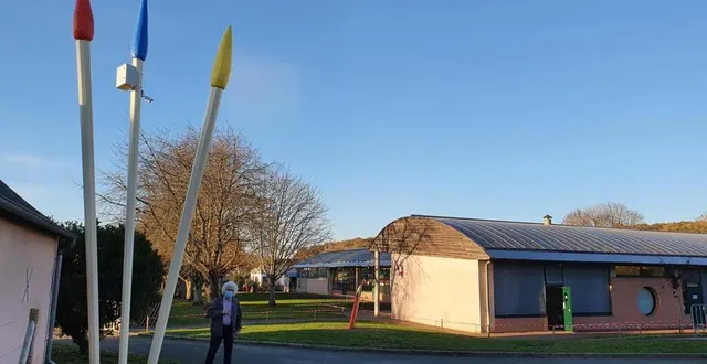 photo près de l’école pierre-de-ronsard, les caméras de surveillance sont installées sur des pinceaux appréciés par alain grémillon, le maire. &copy; ouest-france