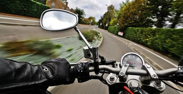 photo en cas de choc ou d'éjection du motard, les protections intégrées dans le surpantalon se gonflent en seulement 183 millisecondes. photo d'illustration. &copy; cristels / pixabay