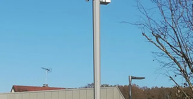 photo des mats métalliques terminés par le poil du pinceau sont visibles à lombron. ici, près du cabinet médical. &copy; le maine libre