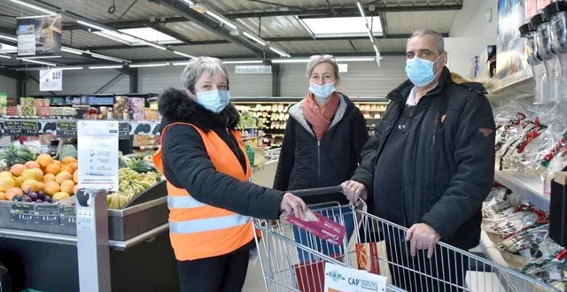 photo une bénévole avec une des gérantes de la supérette et le maire. &copy; le maine libre