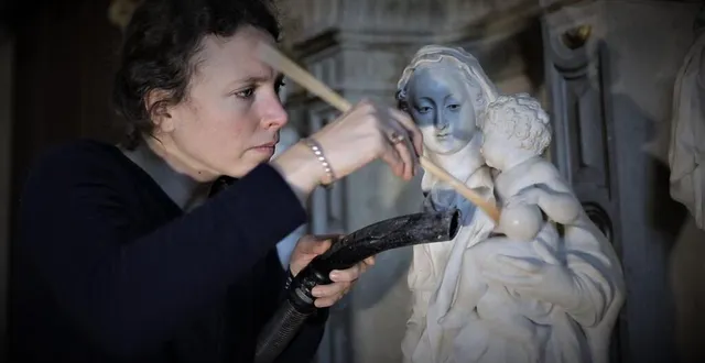 photo justine sacleux, restauratrice, a retiré la vierge à l’enfant de son retable de la chapelle des fonts, à la couture. elle procède ici à la dernière étape de l’opération : dépoussiérer l’œuvre. &copy; ouest-france