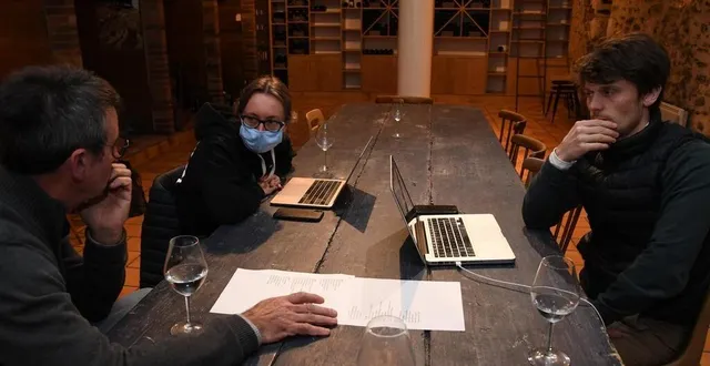 photo thouarcé, le 26 novembre. le vigneron du domaine des grandes vignes jean-françois vaillant (à gauche) en pleine explication de textes avec les dégustateurs de la rfv, pascaline lepeltier et alexis goujard. &copy; laurent combet