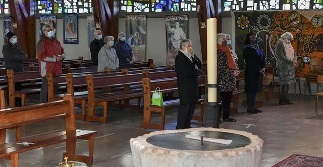 photo le mans, dimanche 29 novembre 2020. la première messe après un mois d’interruption était limitée à 30 personnes, las bancs étaient donc clairsemés à l’église saint-paul-de-bellevue. &copy; le maine libre – yvon loué