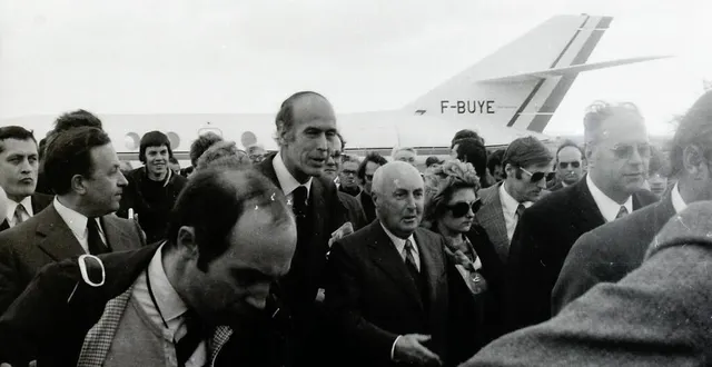 photo valery giscard d'estaing est accueilli, à l’aérodrome, par jacques maury, le maire du mans, durant la campagne de 1974. &copy; archives ouest-france
