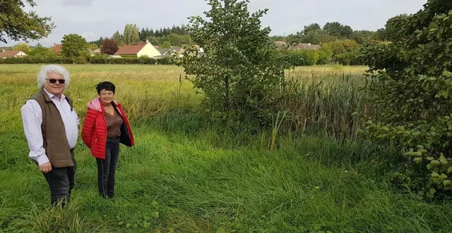 photo alain grémillon, maire, et josette trémier, adjointe à l’environnement, près de la mare de la future zone humide de l’érabert. &copy; ouest-france
