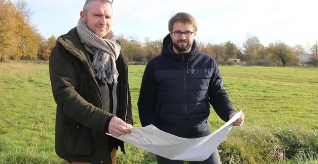 photo christophe libert, vice-président du pays fléchois, et nicolas jariais, responsable du service environnement du pays fléchois évoquent le projet de déchetterie, route des mollans. derrière eux, se trouve le terrain de deux hectares acheté par la collectivité pour ce projet. &copy; ouest-france