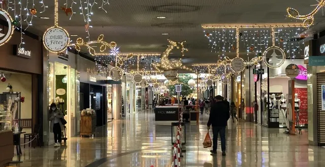 photo la chapelle-saint-aubin, mercredi 2 décembre 2020. la décoration de noël de la galerie a été changée cette année. &copy; le maine libre