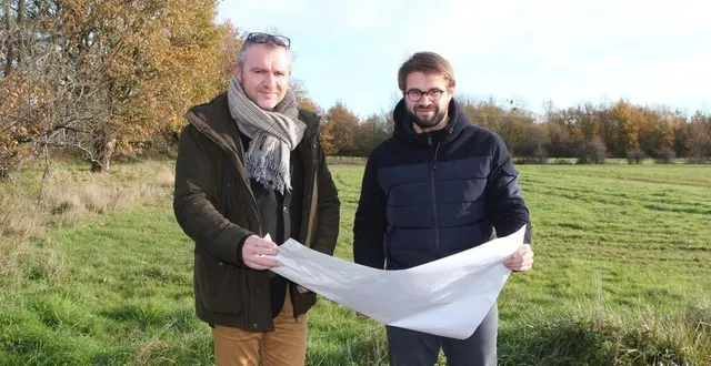 photo la déchetterie sortira de terre aux pilletières, route des mollans à la flèche. ici, christophe libert et nicolas jariais. &copy; le maine libre
