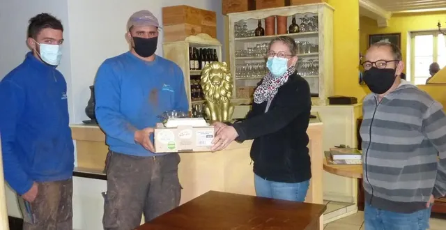 photo dans leur restaurant « le lion d’or » valérie et gilles greget proposent des plats à emporter : « nous avons des clients qui viennent chaque jour ». &copy; le maine libre