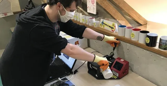 photo élie profite d’un moment de calme, au mini lab, pour garnir sa hotte de père noël ! &copy; ouest-france