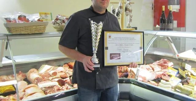 photo damien ragot vient d’entrer en possession de sa coupe et du certificat sous cadre, preuve d’un début favorable en tant que patron et compétiteur engagé dans le domaine des rillettes. &copy; le maine libre