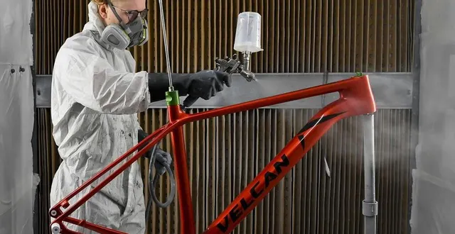 photo le jeune cody fait partie des onze employés de velcan, il a été même le premier embauché par les deux associés de l’enseigne sarthoise. &copy; le maine libre – yvon loue