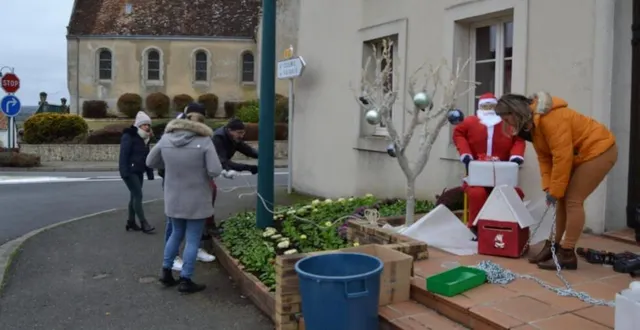 photo ni la commune ni le comité de fêtes ne pourront fêter noël. le bonhomme rouge ne défilera pas dans le bourg, les cadeaux ne seront pas distribués. samedi, de façon à montrer aux jeunes et aux adultes qu’ils ne sont pas oubliés, un père noël avec une boîte à lettres ont été déposés devant la mairie, des décorations ontaussi été installées. &copy; ouest-france