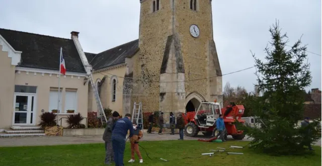 photo une bonne partie des élus, des membres d’associations et des habitants bénévoles ont installé, samedi, une série de décorations lumineuses en centre bourg ainsi qu’un panneau souhaitant de bons vœux pour 2021. le toit et le clocher de l’église vont aussi briller grâce à plusieurs centaines de mètres de guirlandes, qui seront visibles à des dizaines de kilomètres. une manière originale d’inciter à venir découvrir le bourg. &copy; ouest-france