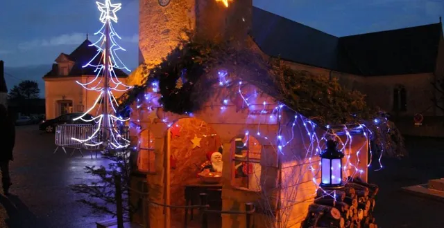 photo pour la première année le sapin naturel est remplacé par un électrique et un chalet en bois. la scène donne un tout autre aspect à la place de l’église de courgains. &copy; le maine libre