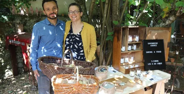photo laure joye et son compagnon nicolas bonnet avant l’ouverture de la boutique l’origamie. &copy; photo archives le maine libre