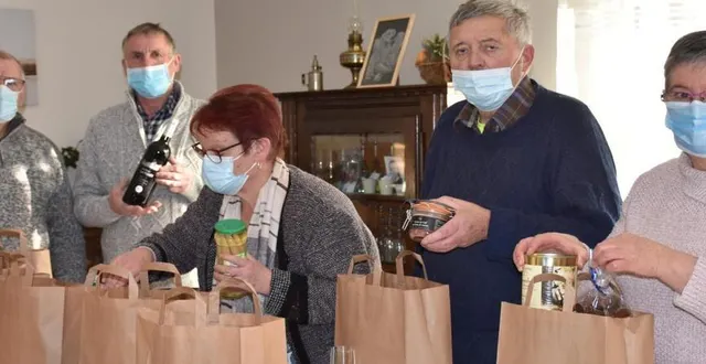 photo les volontaires ont préparé 65 colis de noël qui seront portés à leurs destinataires. &copy; le maine libre
