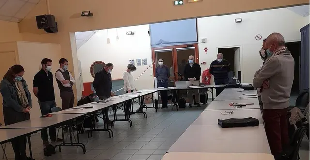 photo la séance du conseil municipal a débuté par une minute de silence. &copy; le maine libre