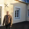 photo bruno boulay, maire, devant la maison réhabilitée en trois logements locatifs. les futurs occupants arriveront entre le 15 décembre et le 15 janvier.