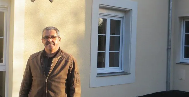 photo bruno boulay, maire, devant la maison réhabilitée en trois logements locatifs. les futurs occupants arriveront entre le 15 décembre et le 15 janvier. &copy; ouest-france