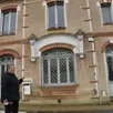photo la maire, chantal buin, devant l’ancien bureau de poste qui hébergera la mam.