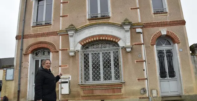 photo la maire, chantal buin, devant l’ancien bureau de poste qui hébergera la mam. &copy; le maine libre